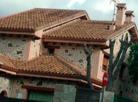 Cubiertas Toro casa con techo de color café 